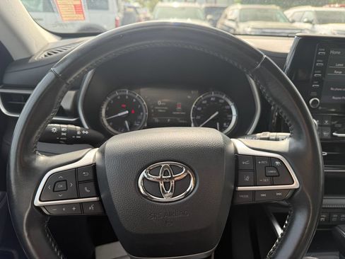 Used 2022 Toyota Highlander XLE AWD/4WD image 31