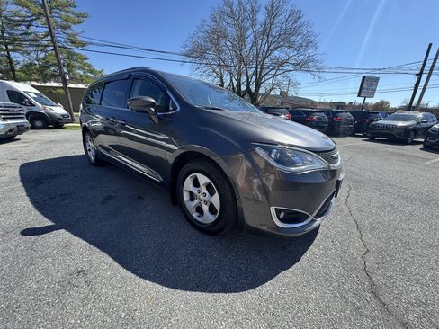 Used 2017 Chrysler Pacifica Touring-L Plus w/ Advanced Safetytec Group FWD image 12