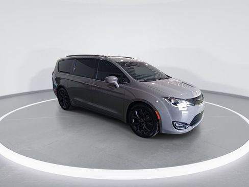 Used 2020 Chrysler Pacifica Touring-L Plus w/ S Appearance Package FWD image 2