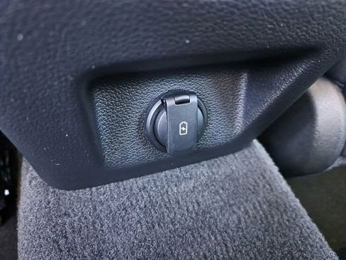 Used 2023 Genesis G70 2.0T image 9