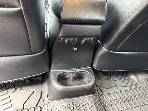 Used 2018 Jeep Wrangler Unlimited Sahara AWD/4WD image 14