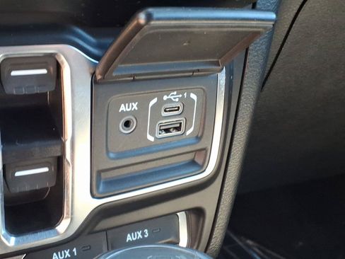 Used 2022 Jeep Wrangler Unlimited Sahara AWD/4WD image 19