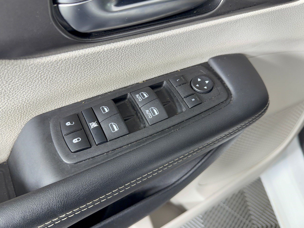 Used 2024 Chrysler Pacifica Touring-L FWD image 15