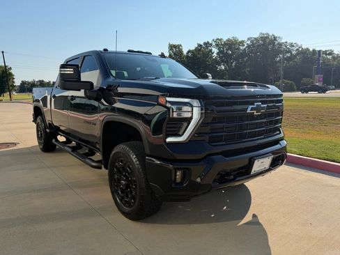Used 2024 Chevrolet Silverado 2500 LT w/ Midnight Edition AWD/4WD image 9