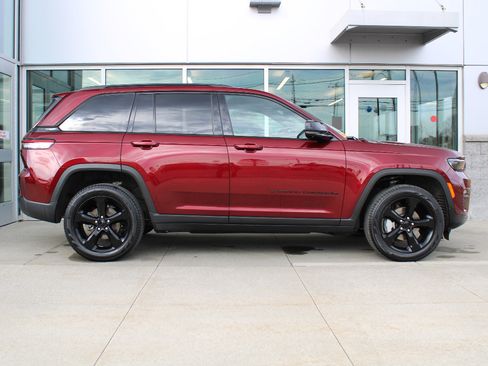 Used 2025 Jeep Grand Cherokee Limited w/ Luxury Tech Group II image 4