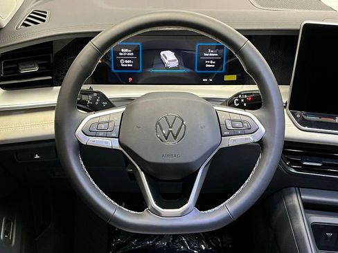 New 2025 Volkswagen Tiguan SE image 9