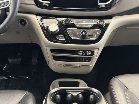 Used 2022 Chrysler Pacifica Touring-L image 25