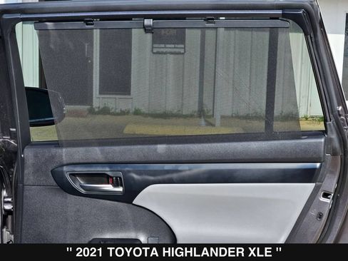 Used 2021 Toyota Highlander XLE AWD/4WD image 31