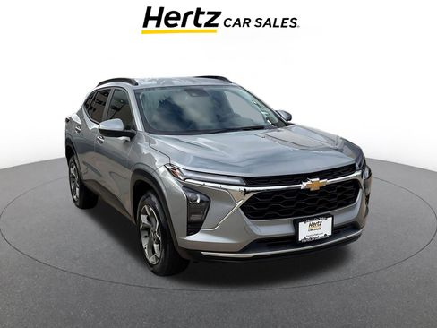 Used 2025 Chevrolet Trax LT image 1