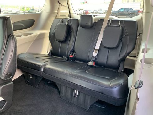 Used 2022 Chrysler Pacifica Touring-L FWD image 18