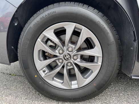 Certified 2025 Toyota Sienna XLE FWD image 33