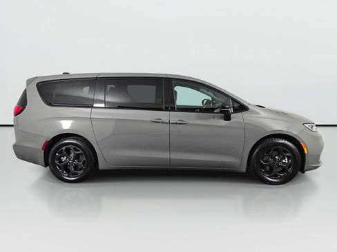 Used 2023 Chrysler Pacifica Limited w/ Uconnect Theater Family Group FWD image 2
