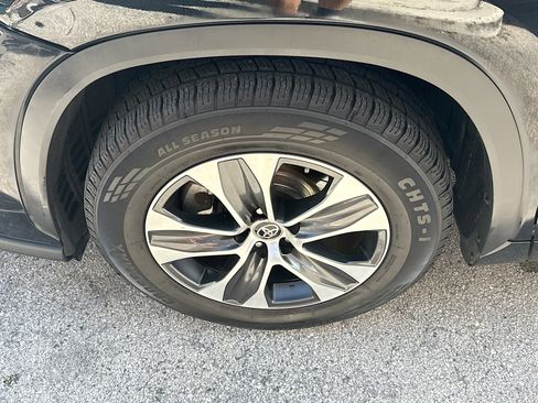 Used 2022 Toyota Highlander XLE image 38