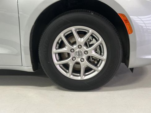 Used 2024 Chrysler Pacifica Touring-L image 28