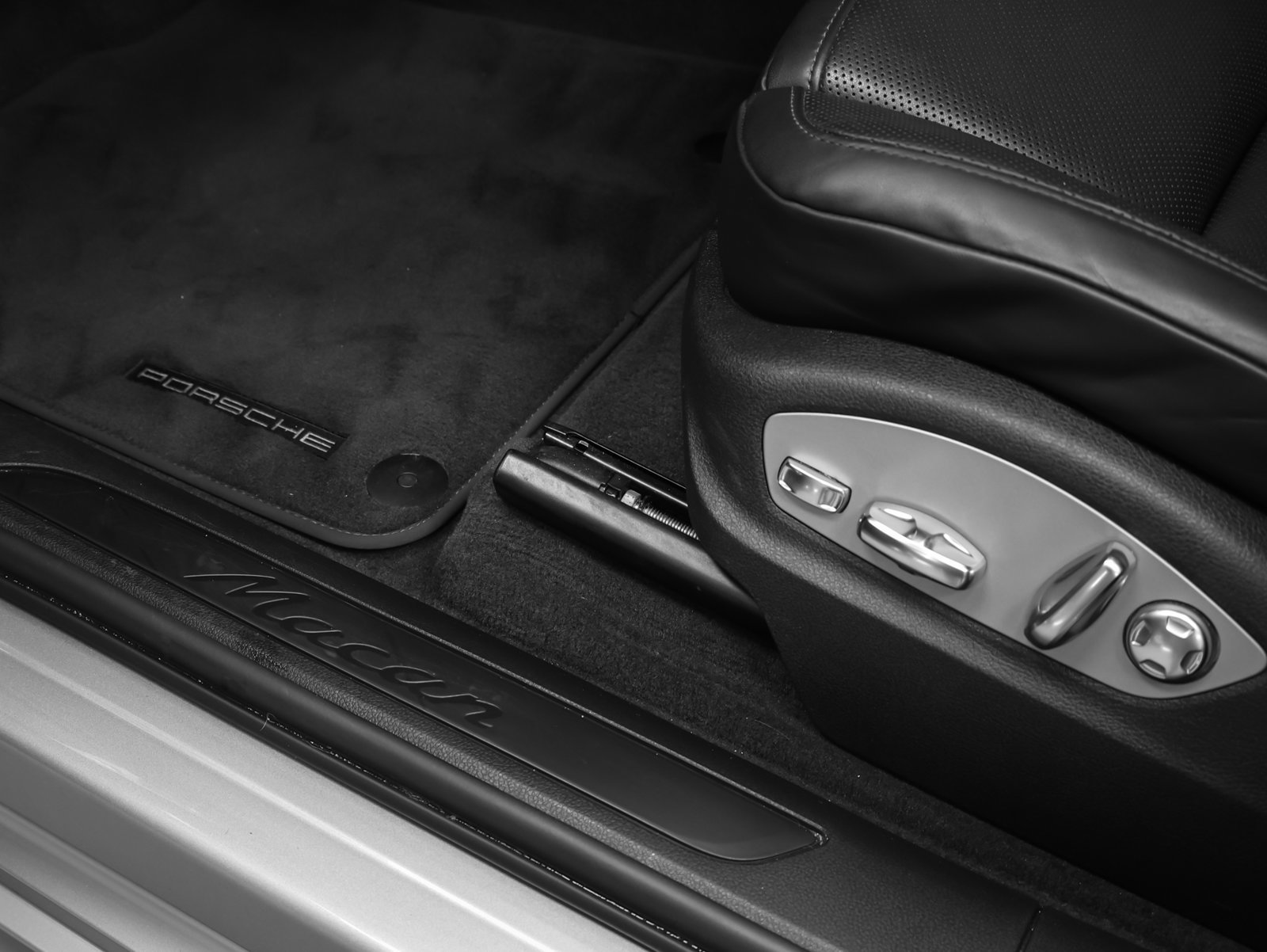 Certified 2023 Porsche Macan AWD/4WD image 24