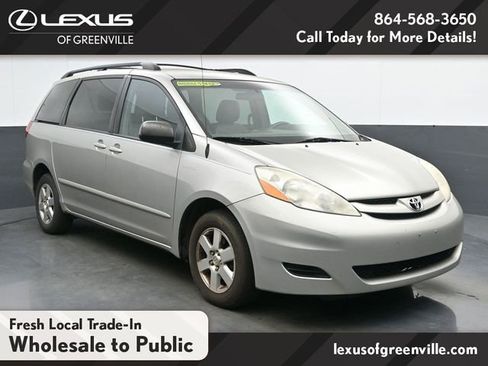 Used 2010 Toyota Sienna LE image 2