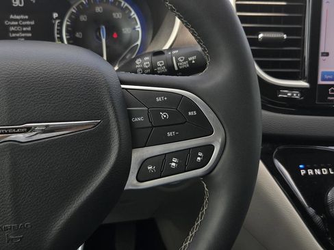 Used 2024 Chrysler Pacifica Touring-L FWD image 16