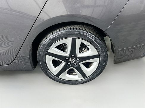 Used 2016 Toyota Prius Three Touring image 11