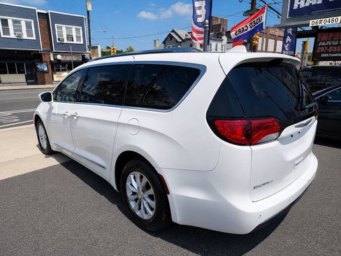 Used 2018 Chrysler Pacifica Touring-L FWD image 4