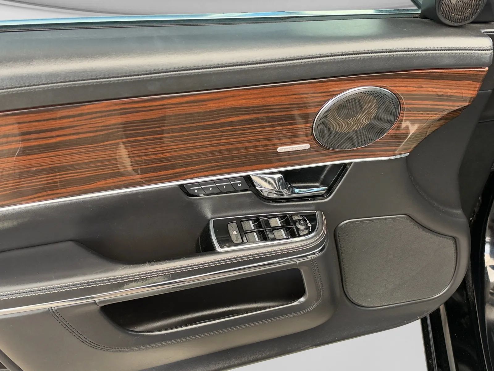 Used 2011 Jaguar XJ L RWD image 10