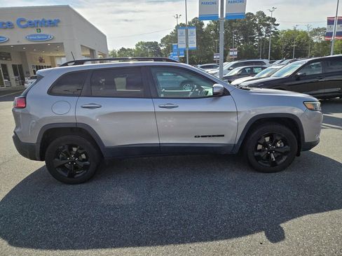 Used 2019 Jeep Cherokee Latitude Plus AWD/4WD image 4