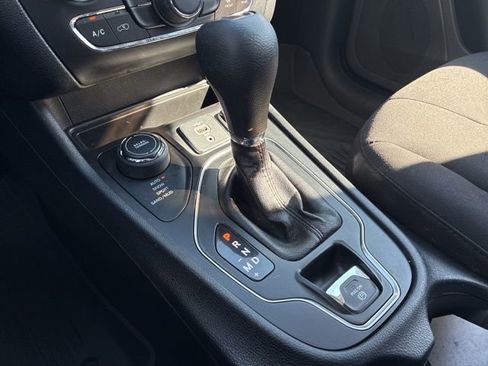 Used 2019 Jeep Cherokee Latitude w/ Popular Appearance Group image 31