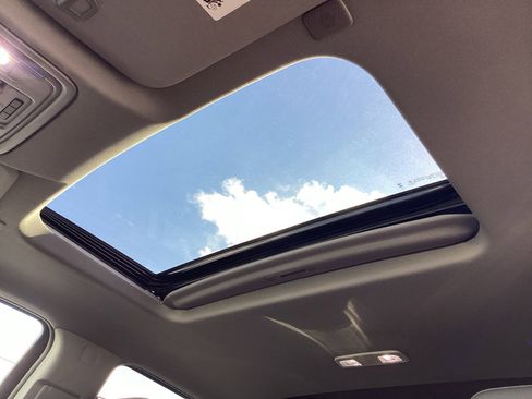 Used 2024 GMC Sierra 1500 SLT image 4