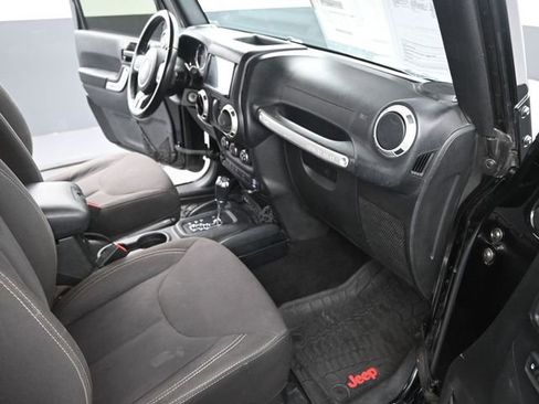 Used 2017 Jeep Wrangler Sahara w/ Connectivity Group image 14