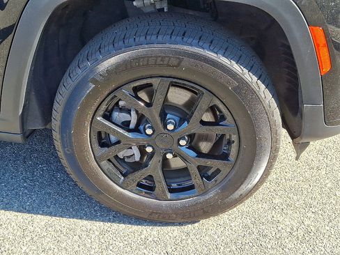 Certified 2025 Jeep Grand Cherokee L Altitude AWD/4WD image 19