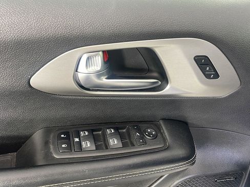 Used 2022 Chrysler Pacifica Limited w/ Uconnect Theater Family Group FWD image 15