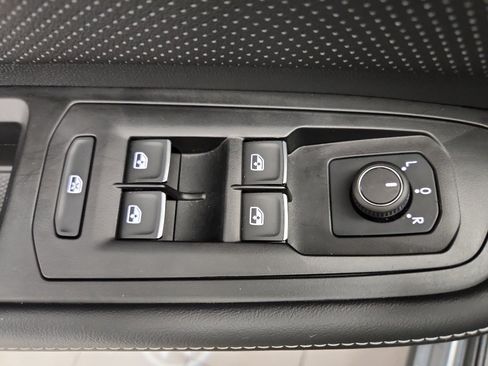 Certified 2025 Volkswagen Atlas Cross Sport SEL image 9