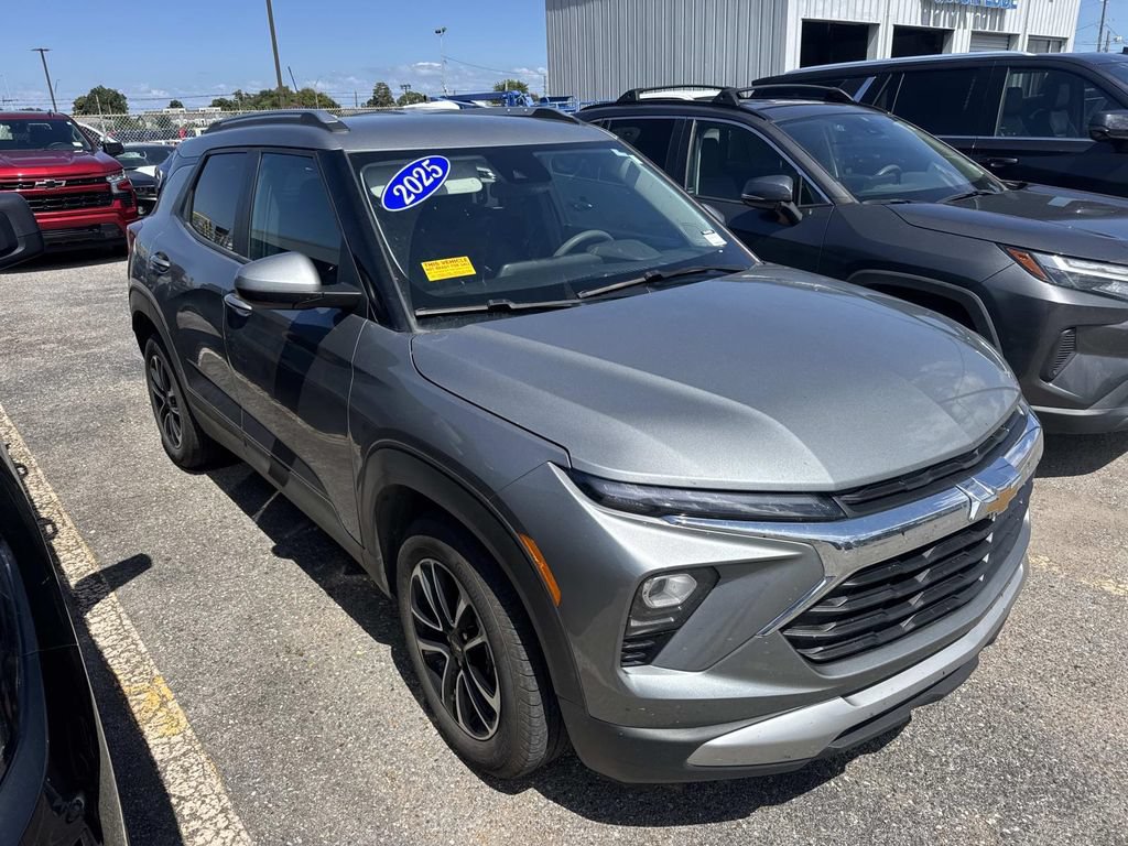 Used 2025 Chevrolet TrailBlazer LT w/ Driver Confidence Package FWD image 2