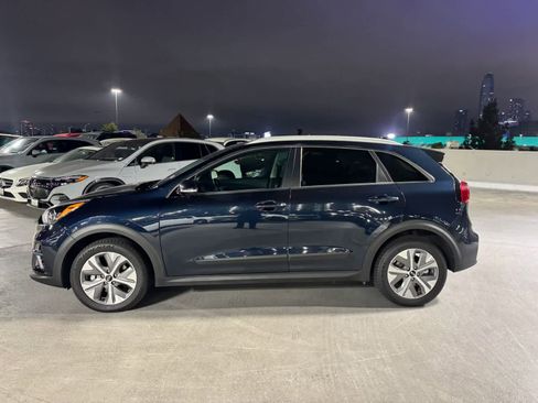 Used 2020 Kia Niro EX FWD image 2