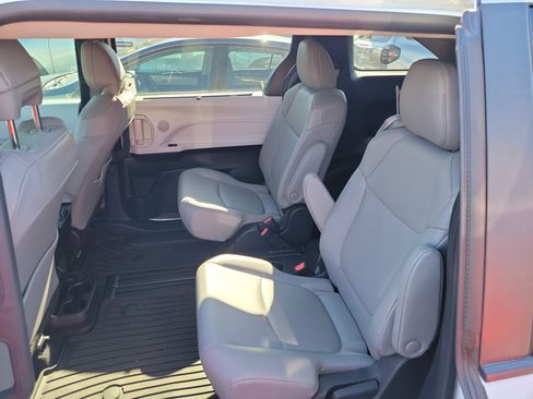 Used 2025 Toyota Sienna XLE image 30