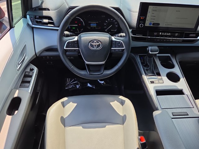 Used 2025 Toyota Sienna XLE w/ XLE Plus Package FWD image 14