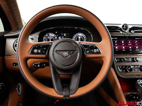 Used 2024 Bentley Bentayga AWD/4WD image 27