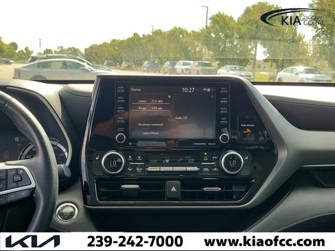 Used 2022 Toyota Highlander XLE FWD image 18
