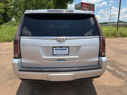 Used 2019 Cadillac Escalade Luxury RWD image 5
