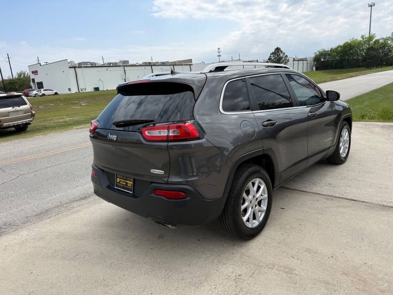 Used 2017 Jeep Cherokee Latitude w/ Comfort & Sound Group FWD image 7