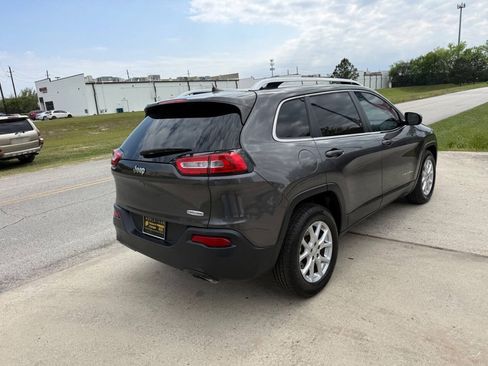 Used 2017 Jeep Cherokee Latitude w/ Comfort & Sound Group FWD image 7