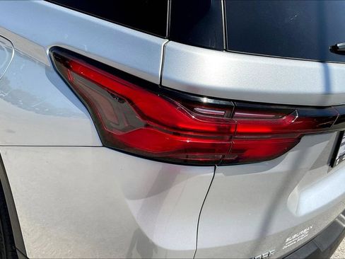 Used 2022 Chevrolet Traverse LT FWD image 28