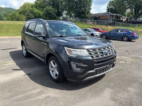 Used 2017 Ford Explorer XLT w/ Equipment Group 202A AWD/4WD image 2