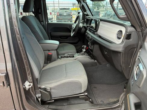 Used 2025 Jeep Wrangler Unlimited Sahara AWD/4WD image 31
