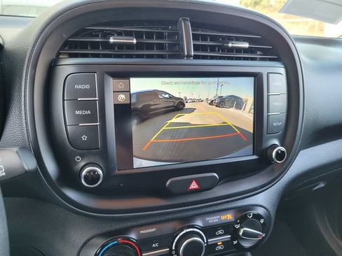 Used 2025 Kia Soul LX w/ LX Technology Package FWD image 19