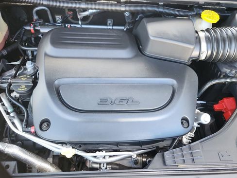 Used 2022 Chrysler Voyager LX image 18