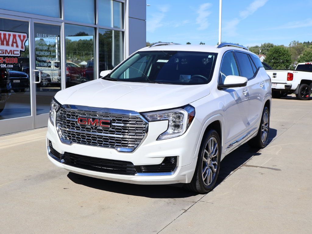 Used 2024 GMC Terrain Denali w/ Denali Premium Package AWD/4WD image 6