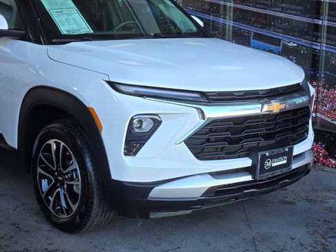 Used 2025 Chevrolet TrailBlazer LT image 2