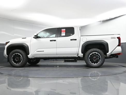 Used 2025 Toyota Tacoma TRD Off-Road AWD/4WD image 33