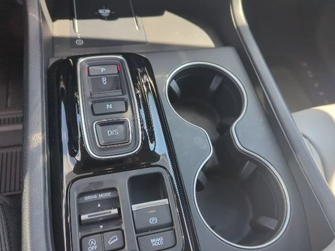 Used 2025 Honda Pilot Touring image 11