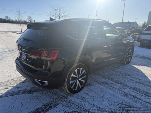 Used 2023 Volkswagen Taos SE w/ Panoramic Sunroof Package image 6